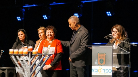 הדלקת נרות חנוכה עם משפחות החטופים תושבי העיר כפר סבא