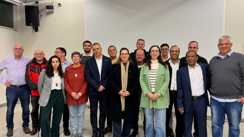 ראש העיר רפי סער וחברי המועצה לאחר אישור תקציב העירייה לשנת 2025