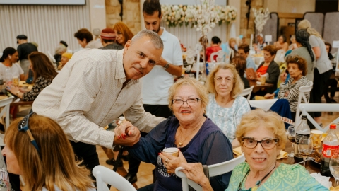 ראש העיר רפי סער עם אזרחיות ותיקות בעיר
