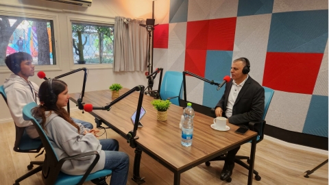 ראש העיר באולפן הפודקאסט בתיכון