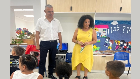 ראש העיר רפי סער בביקור בגן ילדים בעיר