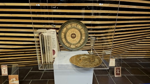 תערוכת הגדות ופרטי אומנות יהודית ייחודית לכבוד חג פסח בכפר סבא