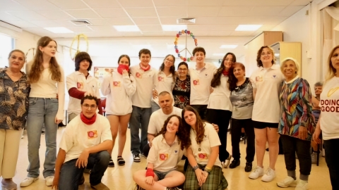 ראש העיר רפי סער וחברי מועצת הנוער ביום מעשים טובים