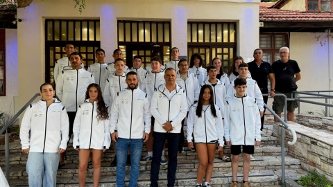 ראש העיר רפי סער והמשלחת הכפר סבאית הצעירה למשחקים הבין-לאומיים