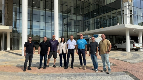 ראש העיר והצוותים המקצועיים בסיור בשלב ב של קמפוס שוורץ רייסמן לחינוך מדעי בעיר
