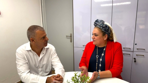 ראש העיר רפי סער ואורלי שלמה, מנהלת בית הספר שילה, בפגישה השבוע בבית הספר