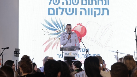 הרמת כוסית לשנה החדשה ברחבת עיריית כפר סבא