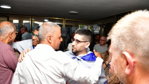 אביתר דוד חוזר לביתו בכפר סבא