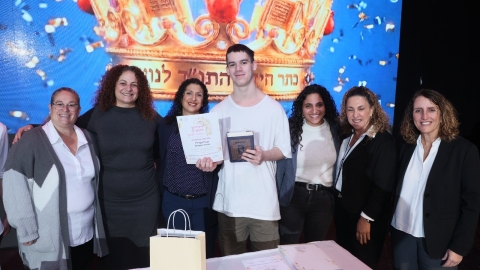 מיכאל ניסנהולץ לאחר הזכייה במקום השני בתחרות חידון התנך המחוזי
