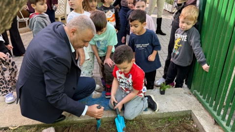 ראש העיר שותל שתילים חדשים עם ילדי הגנים