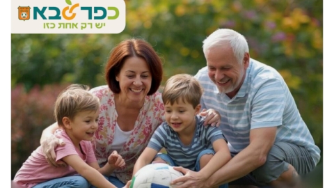 סבתות וסבים משחקים בכדור עם הנכדים