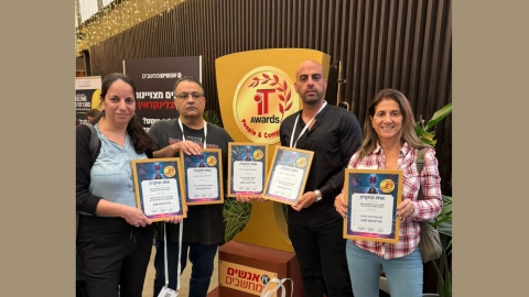 צוות אגף המחשוב עם תעודות פרסי ה-IT Awards 2025 לעיריית כפר סבא 