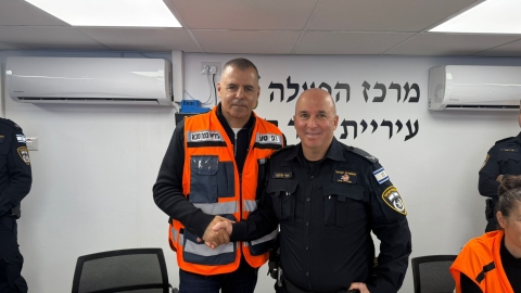 מפקד מרחב שרון במשטרה בפגישה עם ראש העיר במרכז ההפעלה העירוני בחירום