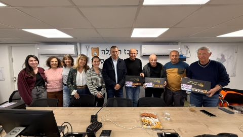 ראש העיר רפי סער במפגש עם מתנדבי סיירת התיקונים במרכז ההפעלה העירוני בחירום
