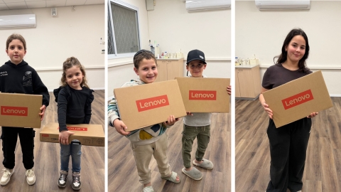 תלמידי העיר עם המחשבים הניידים שרכשו