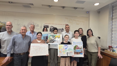 ראש העיר עם נציגי ארגון רוטרי והעירייה ועם התלמידים הזוכים בתחרות זהירות בדרכים דרך האומנות