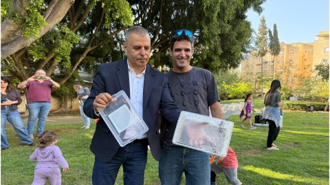 מפזרים יתושים עקרים בגינה ציבורית בכפר סבא