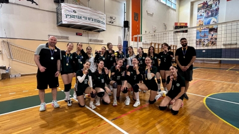 נבחרת כדורעף בנות חטיבת אלון עם מדליות הזכייה