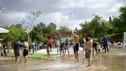 חגיגת שבועות במתחם המזרקות בפארק יצחק ולד