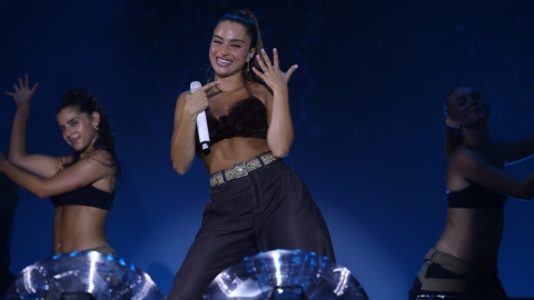 נועה קירל במופע פתיחת הקיץ בפארק כפר סבא