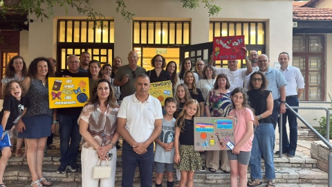 המשפחות השכולות עם התלמידים והיצירות לזכר הנופלים