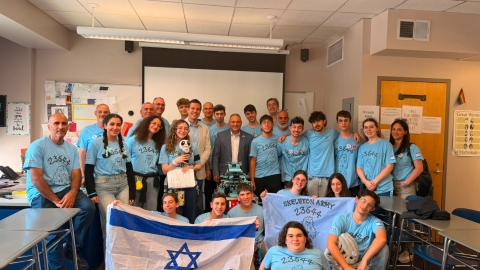 נבחרת הרובוטיקה העירונית של כפר סבא עם המנטורים והקונסול הכללי בשיקגו