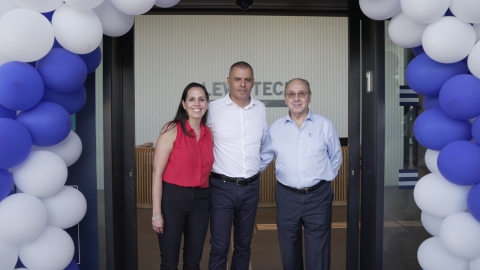 ראש העיר רפי סער (במרכז), שאולי לוטן מנכ"ל ובעלים קבוצת לוינשטין וחן גור לוטן, סמנכ"לית נכסים מניבים בקבוצת לוינשטין בחנוכת מתחם לוינטק בכפר סבא
