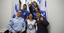 עיריית כפר סבא העניקה לנדיה כהן, אלמנתו של אלי כהן ז"ל, שיר שנכתב לזכר בעלה, במסגרת חידון הציונות