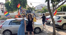 נשים מניפות את דגל הגאווה באירועי הגאווה בכפר סבא
