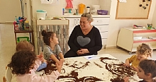 גננת וילדים בגן ילדות בכפר