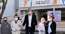 ראש העיר עם תלמידי בית ספר יצחק שדה